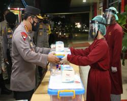 Kapolri Beri Bantuan Kapada Tenaga Kes