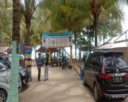 Pengunjung Pantai Wisata Kalapa Warna 