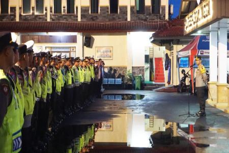 Polres PurbaIingga Amankan Jalur Kunju