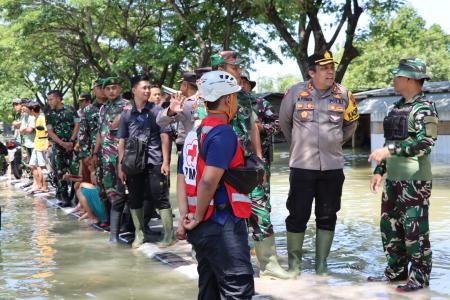 POLRES DEMAK EVAKUASI KORBAN BANJI