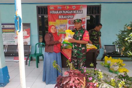Optimalkan Gerakan Pangan Murah Babinsa Tepas Hadir Salurkan Beras SPH