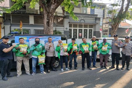 Polres Gresik Gelar Gerakan Pangan Murah Masyarakat dan Driver Ojol Su