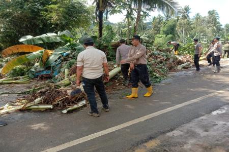 Polisi Bersama BPBD Tangani 2228 Jiwa Terdampak Banjir di Malang Selat