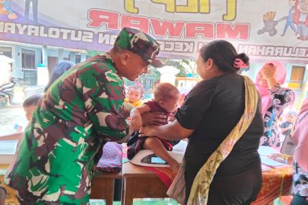 Babinsa Kelurahan Jegu Dampingi Kegiatan Posyandu Percepatan Penangana
